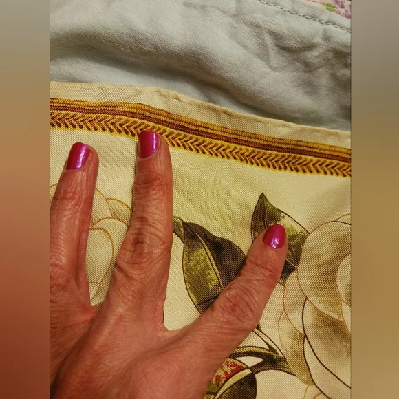 CHANEL VINTAGE 100% Silk logo Camellia Auth 34" x 35" Scarf Hand-rolled Hem - Picture 9 of 16